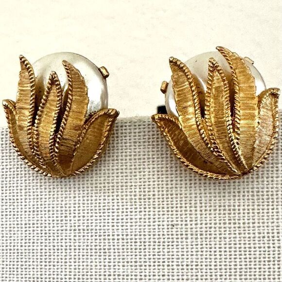 Sarah Coventry hidden pearl vintage clip on earrings - Picture 2 of 7